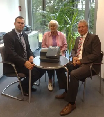 Bild: Francotyp-Postalia spendet Jubiläumsmaschine an Osteoporose Selbsthilfe-Gruppe