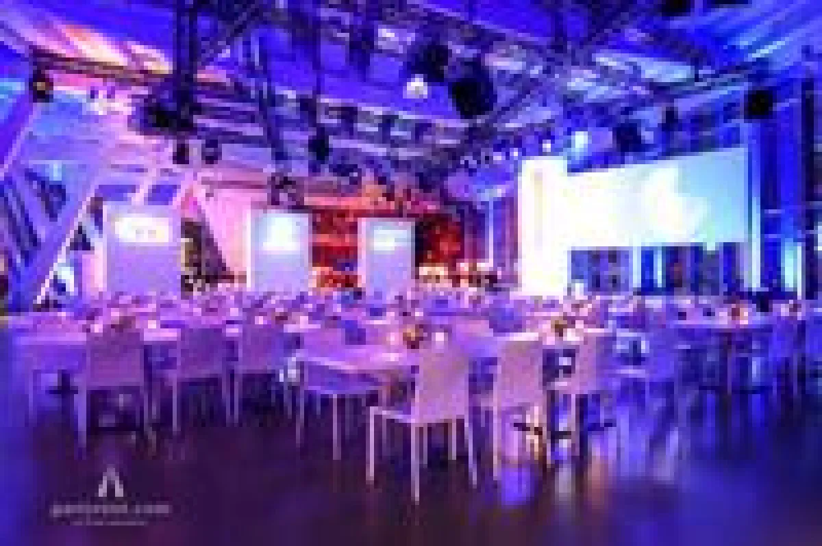 Das Cruise Center Altona wurde für die Auto Trophy weiß und futuristisch eingerichtet.