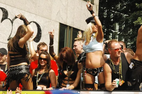 Bild: Das online Portal Loveparadebilder.de zieht Bilanz: Loveparade Essen ein voller Erfolg