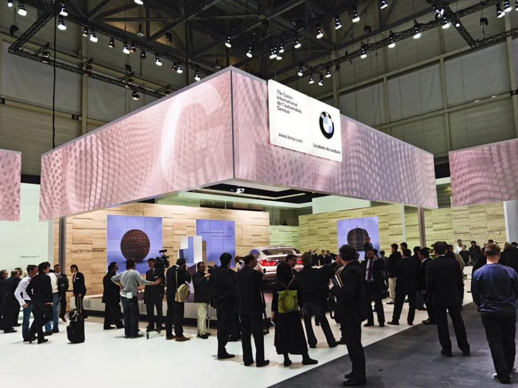 Kommunikationsband aus ict inspire LED Modulen sowie Steglos FlatScreen Wände inszenierten den BMW-Messauftritt in Genf