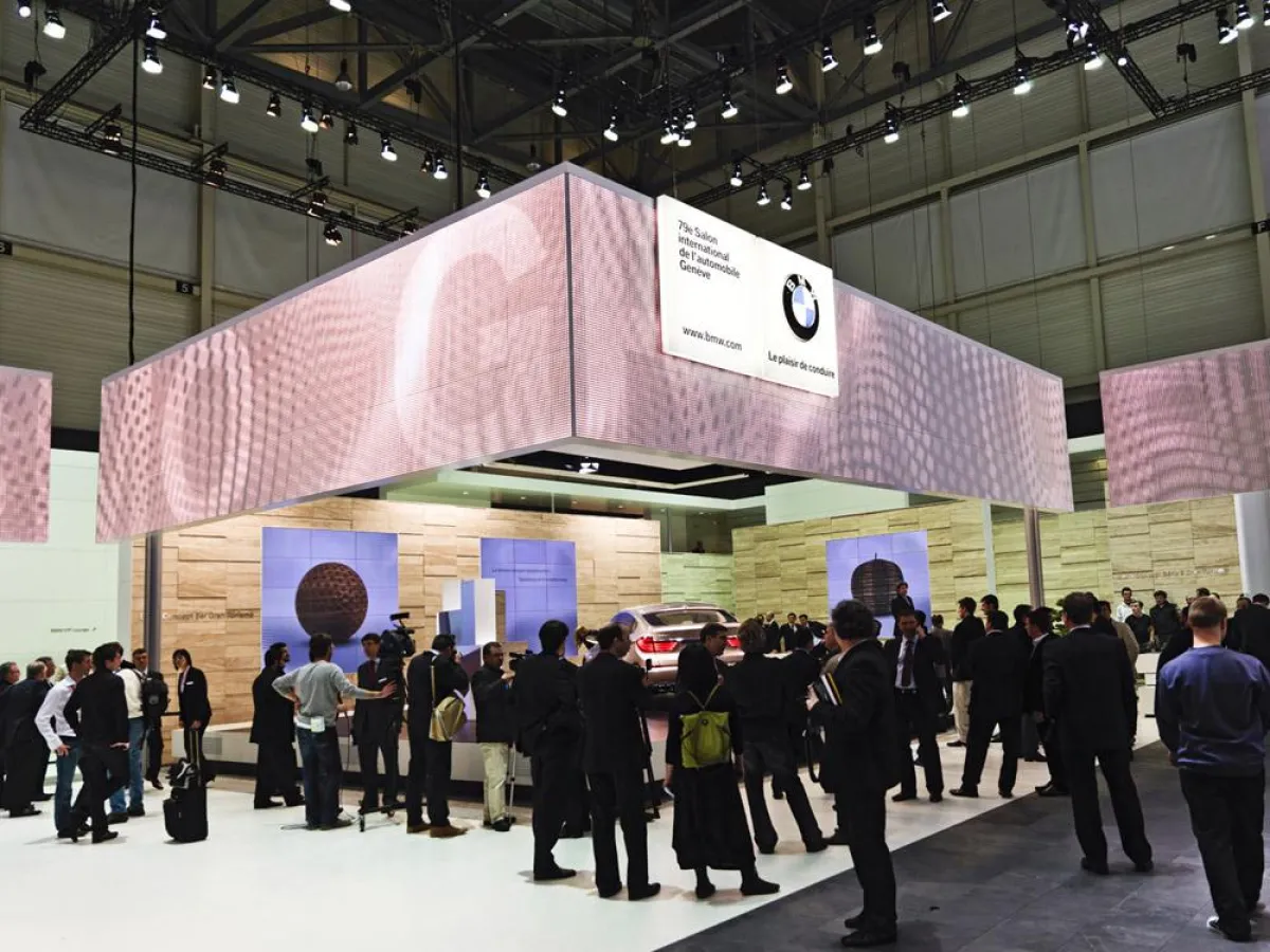 Kommunikationsband aus ict inspire LED Modulen sowie Steglos FlatScreen Wände inszenierten den BMW-Messauftritt in Genf