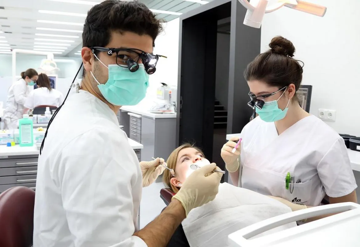 Zahnmedizinstudierende behandeln eine Patientin im Studentenkurs. © UKR/Vincent Schmucker