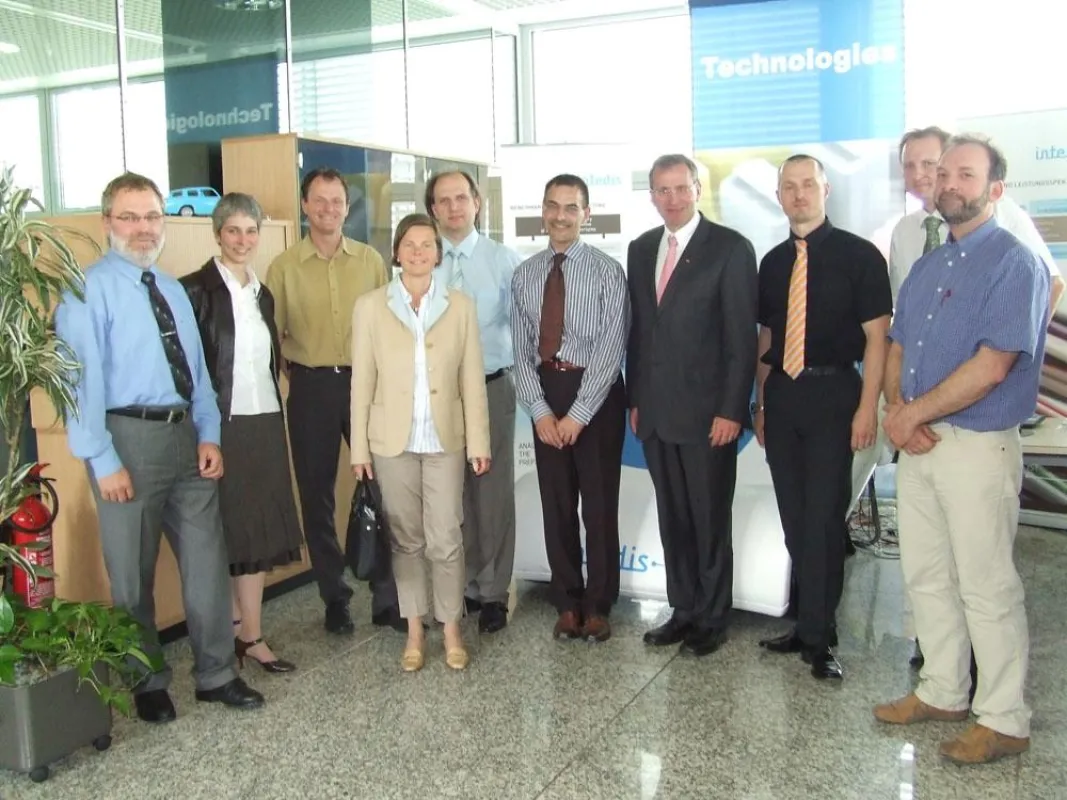 Teilnehmer (v. li.): Stapf (ITW Automotive), Righi (Fraunhofer Institut),  Beck (ITW Automotive), Finkbeiner (ITW Automotive), Ehnert (Fehrer), Dégardins (Intedis), Lehrieder (MdB),  Wolff (Intedis), 