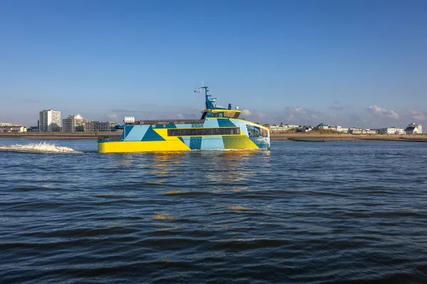 Bild: Saisonstart für den Elektrokatamaran der Frisia