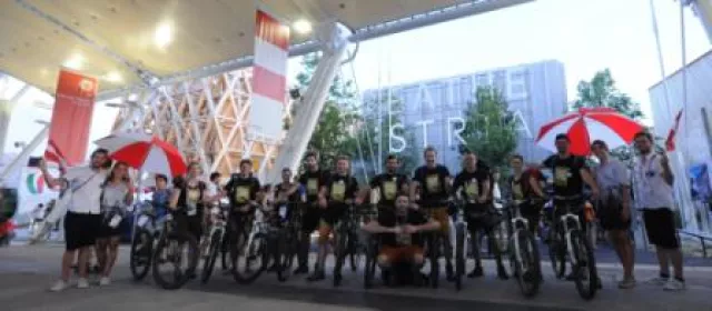 Mission Zero Emission: Lautstarkes Trara beim Einzug auf die EXPO Bild: Mission Zero Emission: Lautstarkes Trara beim Einzug auf die EXPO