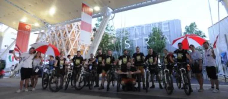 Mission Zero Emission: Lautstarkes Trara beim Einzug auf die EXPO Bild: Mission Zero Emission: Lautstarkes Trara beim Einzug auf die EXPO