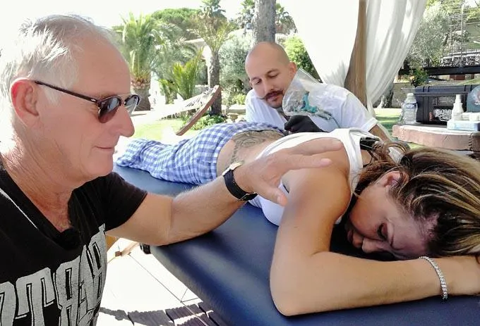 Bild: Carmen Geiss unter Pharos Hypnose: Ein stechender Blick, aber schmerzfreie Stiche