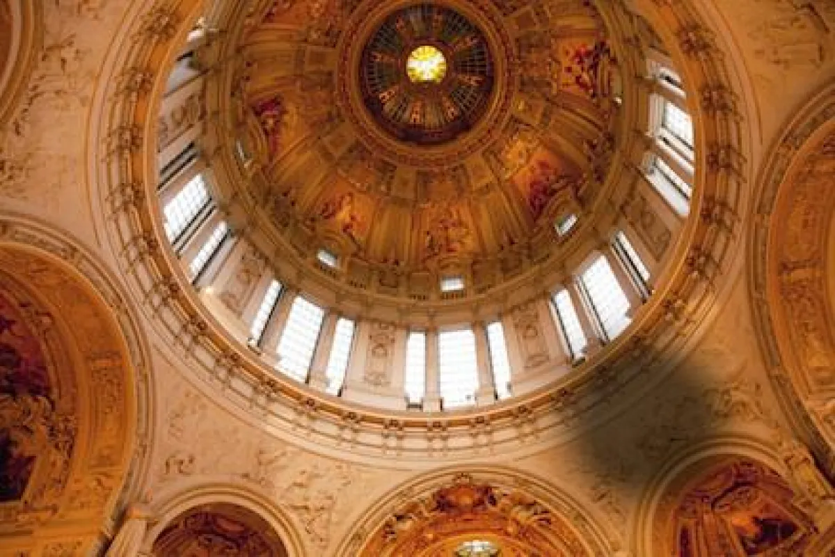 Innenansicht Berliner Dom. Foto: ©iStockphoto.com/Melhi.