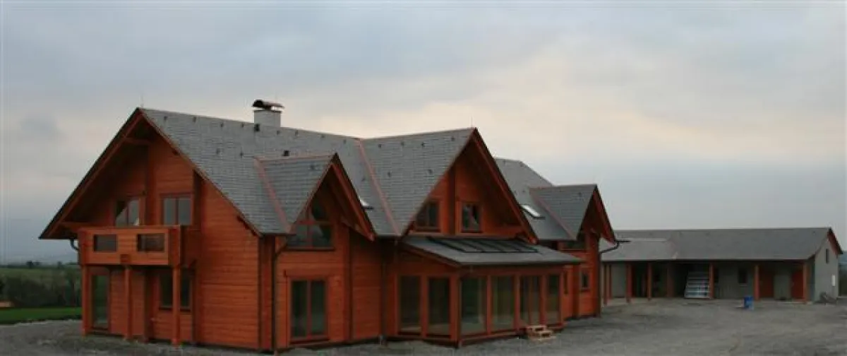 Blockhaus mit Nebengebäude