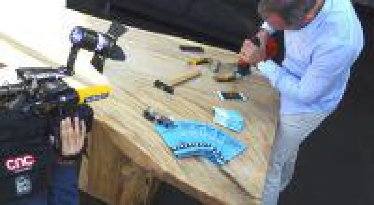 Irek Gronert führt Härtetest an DiamondProtect geschütztem Smartphone durch