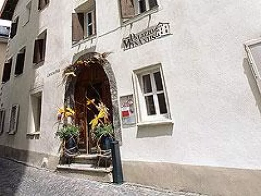 Bild: Frau schlägt in „Smallest Whisky Bar on earth – Samedan“ gleich zweimal zu