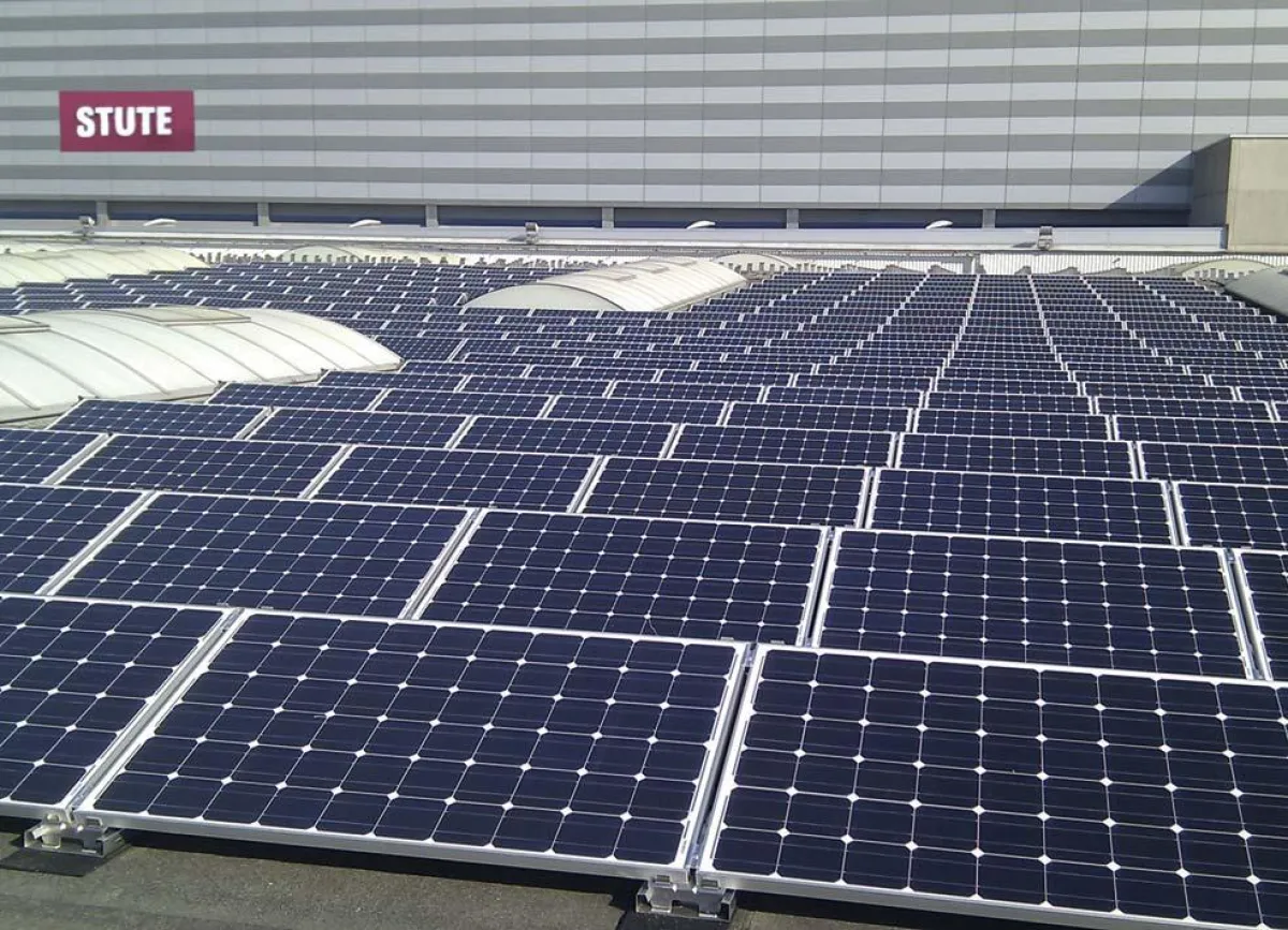 Die neue Photovoltaik-Anlage auf den Dächern der STUTE Nahrungsmittelwerke hat eine Leistung von run