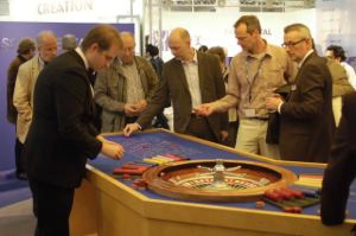 Hochbetrieb im „Casino Dental“: der von hl-studios realisierte Wegold-Messeauftritt