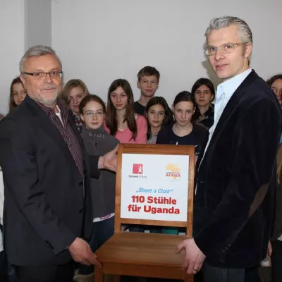 Share a Chair: 110 Stühle für Krankenpflegeschule in Uganda Bild: Share a Chair: 110 Stühle für Krankenpflegeschule in Uganda