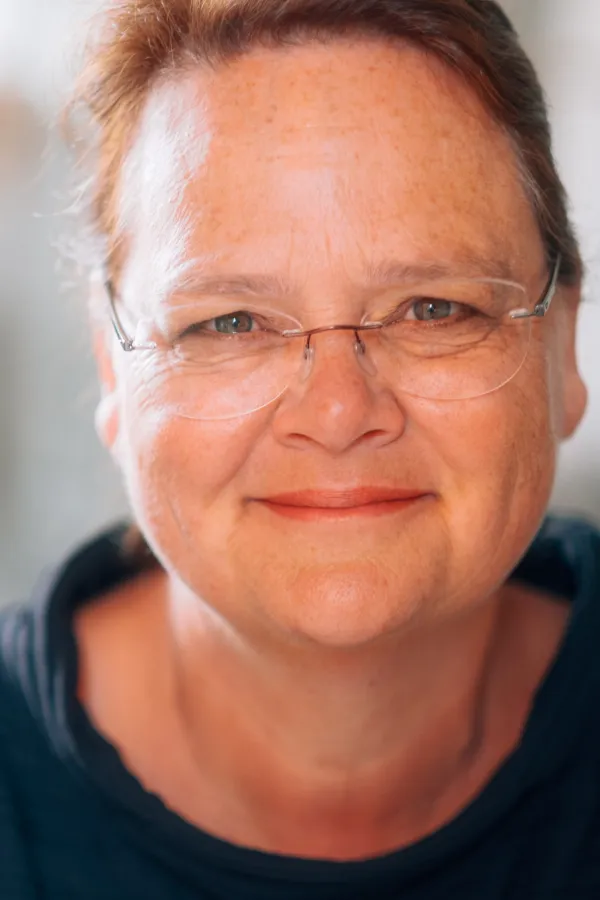 Die Autorin Sabine Häcker legt eine beeindruckende Kulturgeschichte von Weihnachten vor (© Sabine Häcker)