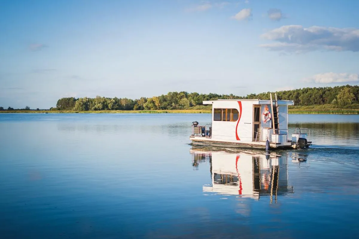 auf einem Hausboot: BestFewo verrät die besten Ziele  (© Daniel Dörfler).