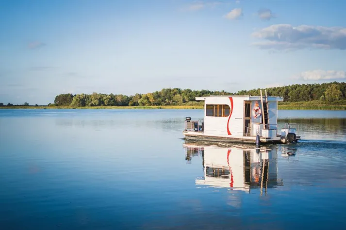 Bild: Top 5 Wassertourismusziele in Deutschland - BestFewo-Reisetrends: Auf dem Hausboot der Sonne entgegenblicken
