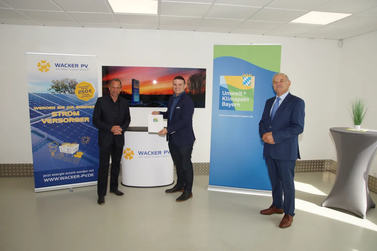 Übergabe der Urkunde an Wacker