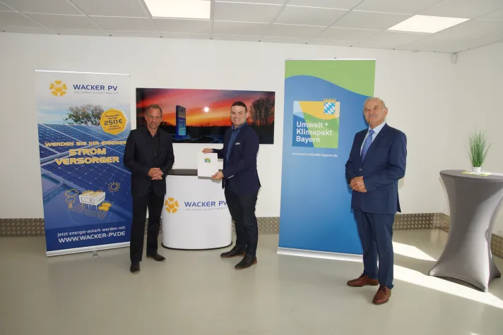 Bild: Besuch des bayrischen Staatsministers für Umwelt bei Wacker-PV