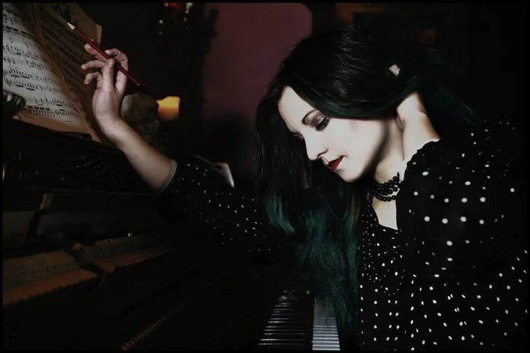 „Amphibian“ von Lisa Morgenstern ?- Multitalent veröffentlicht gefeiertes DarkPop-Debütalbum Bild: „Amphibian“ von Lisa Morgenstern ?- Multitalent veröffentlicht gefeiertes DarkPop-Debütalbum