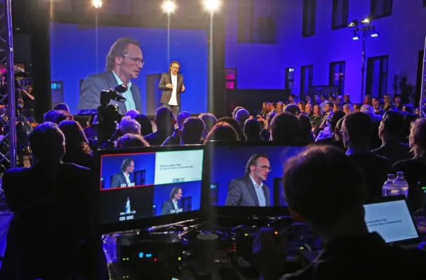 Branchen-Premiere mit Prominenz Bild: Branchen-Premiere mit Prominenz