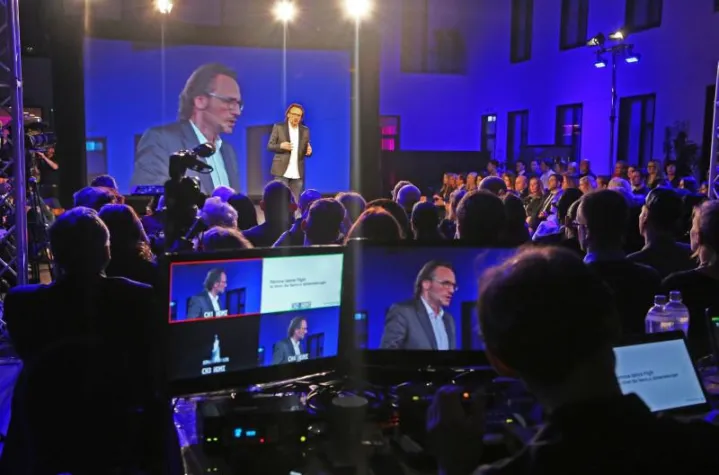 Branchen-Premiere mit Prominenz Bild: Branchen-Premiere mit Prominenz