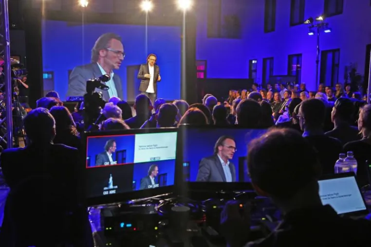 Branchen-Premiere mit Prominenz Bild: Branchen-Premiere mit Prominenz