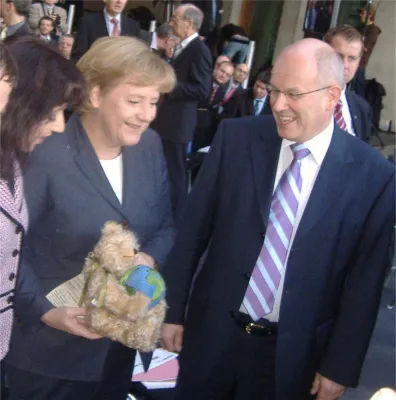 Bild: Klimaschutzbär für Bundeskanzlerin Angela Merkel