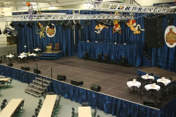 Bild: 2M errichtet Bühnenpodest für Karnevalsveranstaltung