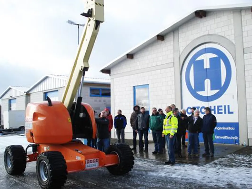 Insgesamt 14 Mitarbeiter wohnten dem Cramo-Workshop auf dem Heil-Werksgelände bei.