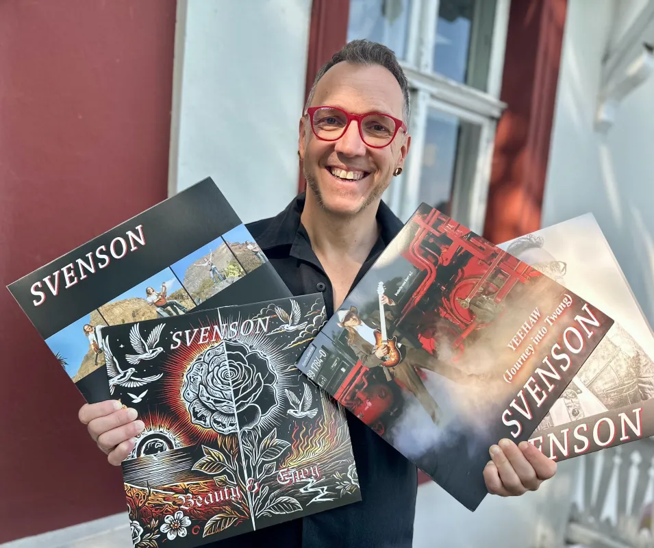 Sven Kühbauch aka Svenson mit seinen Vinyl-Schallplatten (© 2026 Gaia Born)