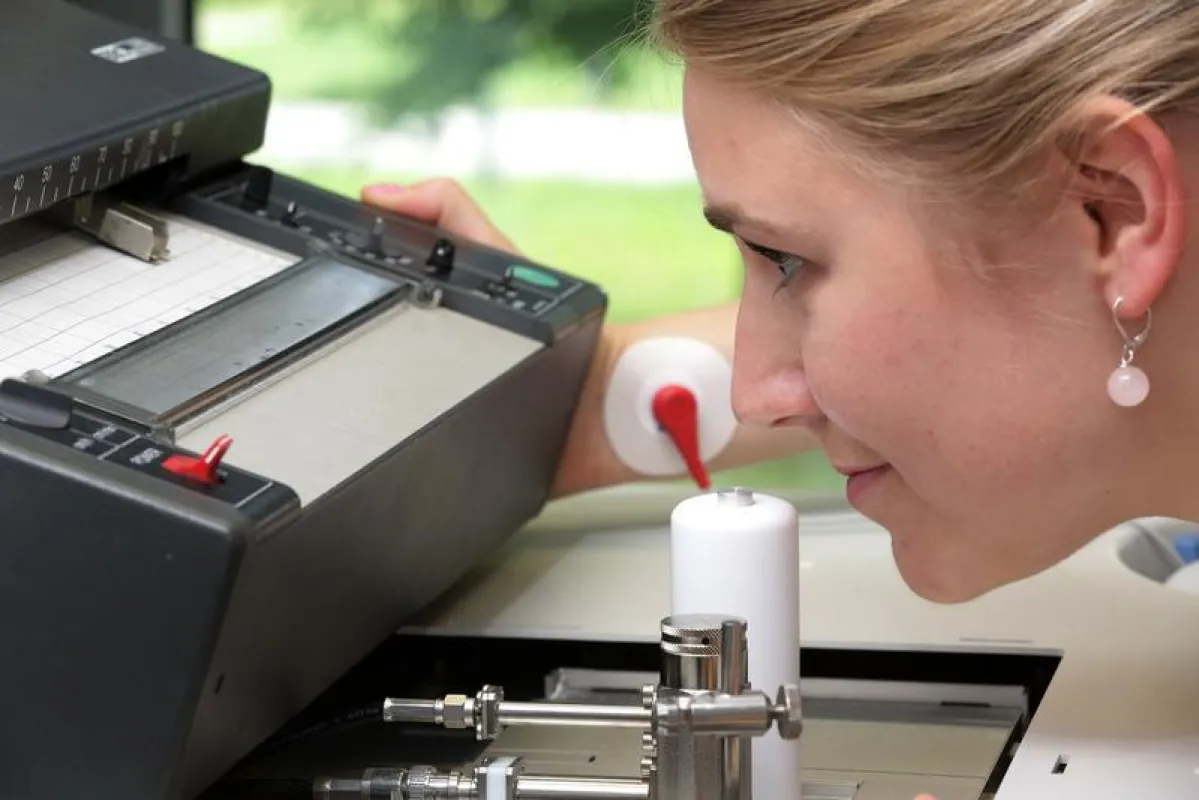 Den Freisinger Forschern stehen zahlreiche Analysegeräte wie die Gaschromatographie zur Verfügung. (© Fraunhofer IVV)