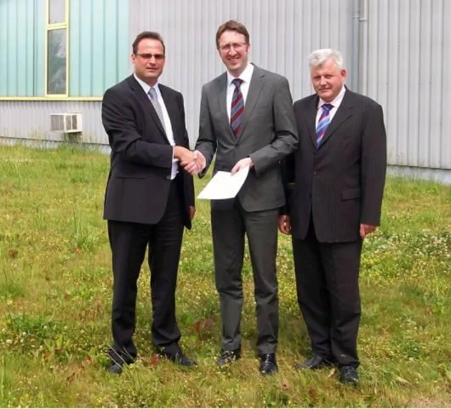 Erfolgreicher Vertragsabschluss zwischen der Mittelständischen Beteiligungsgesellschaft Thüringen und der MAX.FOOD GmbH v.l.n.r.: Stefan Schmidt (Projektmanager MBG), Markus Merz (Vorstandsvorsitzende