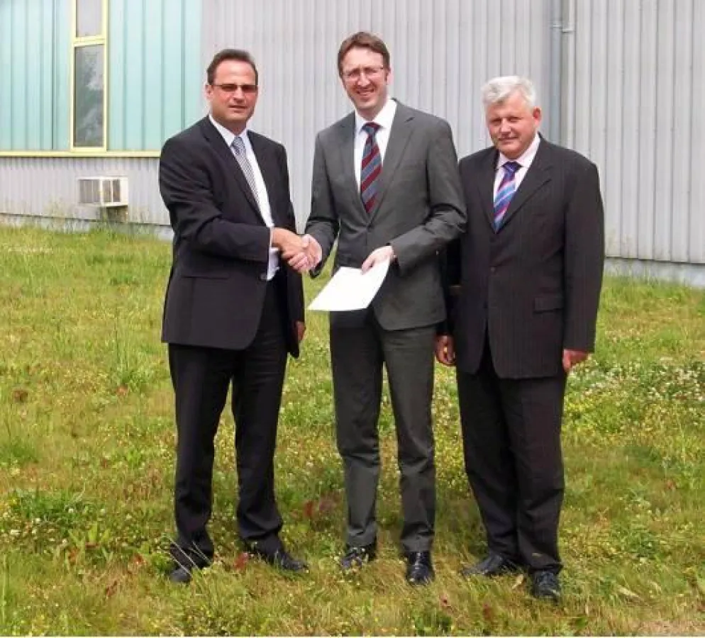 Erfolgreicher Vertragsabschluss zwischen der Mittelständischen Beteiligungsgesellschaft Thüringen und der MAX.FOOD GmbH v.l.n.r.: Stefan Schmidt (Projektmanager MBG), Markus Merz (Vorstandsvorsitzende