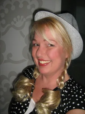 Bild: Sängerin aus Würselen in TV-Komödie "Der Mann auf dem Baum"