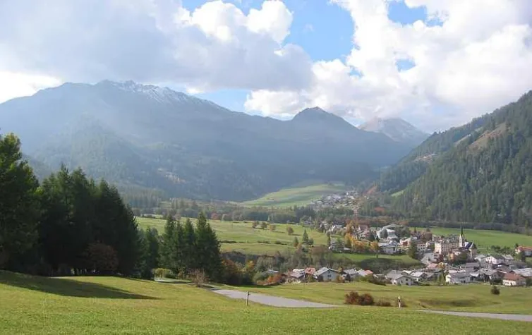 Bild: Die „Kleinste Bar der Welt“ lädt in die Val Müstair Highlands ein