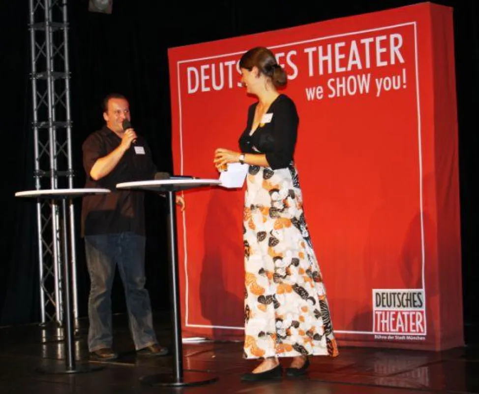 Georg Kleesattel (Pressesprecher DT) und Kristina Schmid (Freunde des DT) (v.l.) bei der Begrüßung