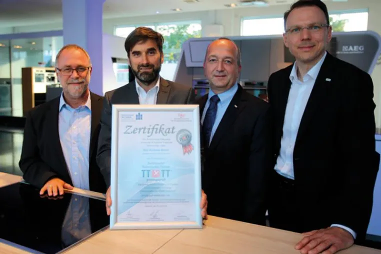 Martin Wiesend und Markus Schröder verleihen erstes FH-Zertifikat in der Haushaltsgeräte-Branche Bild: Martin Wiesend und Markus Schröder verleihen erstes FH-Zertifikat in der Haushaltsgeräte-Branche