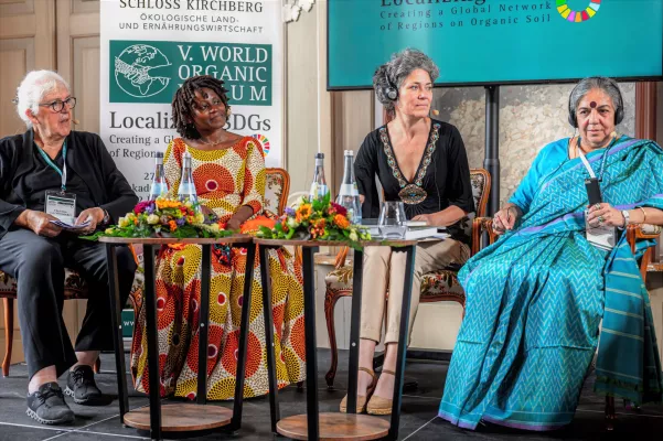 Bild: Vandana Shiva beim World Organic Forum: „Agrarökologie und Frauen sind der Schlüssel zur Umsetzung der SDGs“