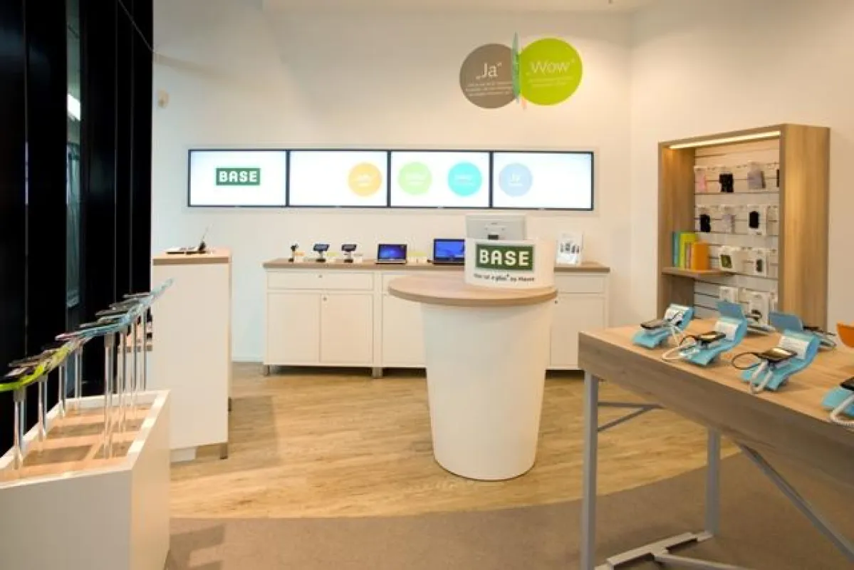 Macht Markenwelt erlebbar: Die Digital Signage-Lösung im neuen BASE-Shop in Hamburg.