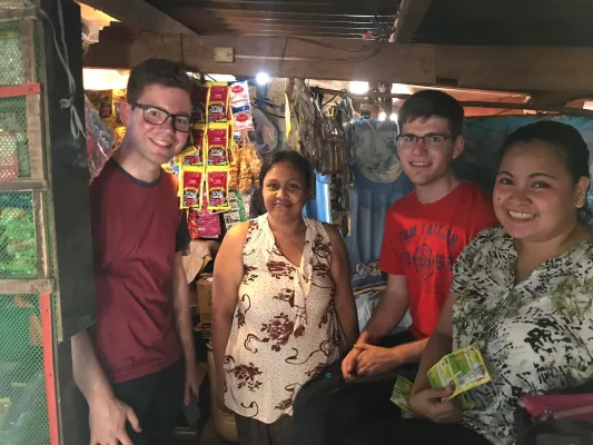 Bild: Leben im Slum - Hilfsprojekte auf den Philippinen besucht - Hilfe für eine bessere Zukunft