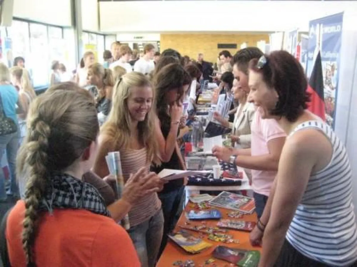 Auf den Jugendbildungsmessen informieren sich Jung und Alt über die vielen Wege ins Ausland