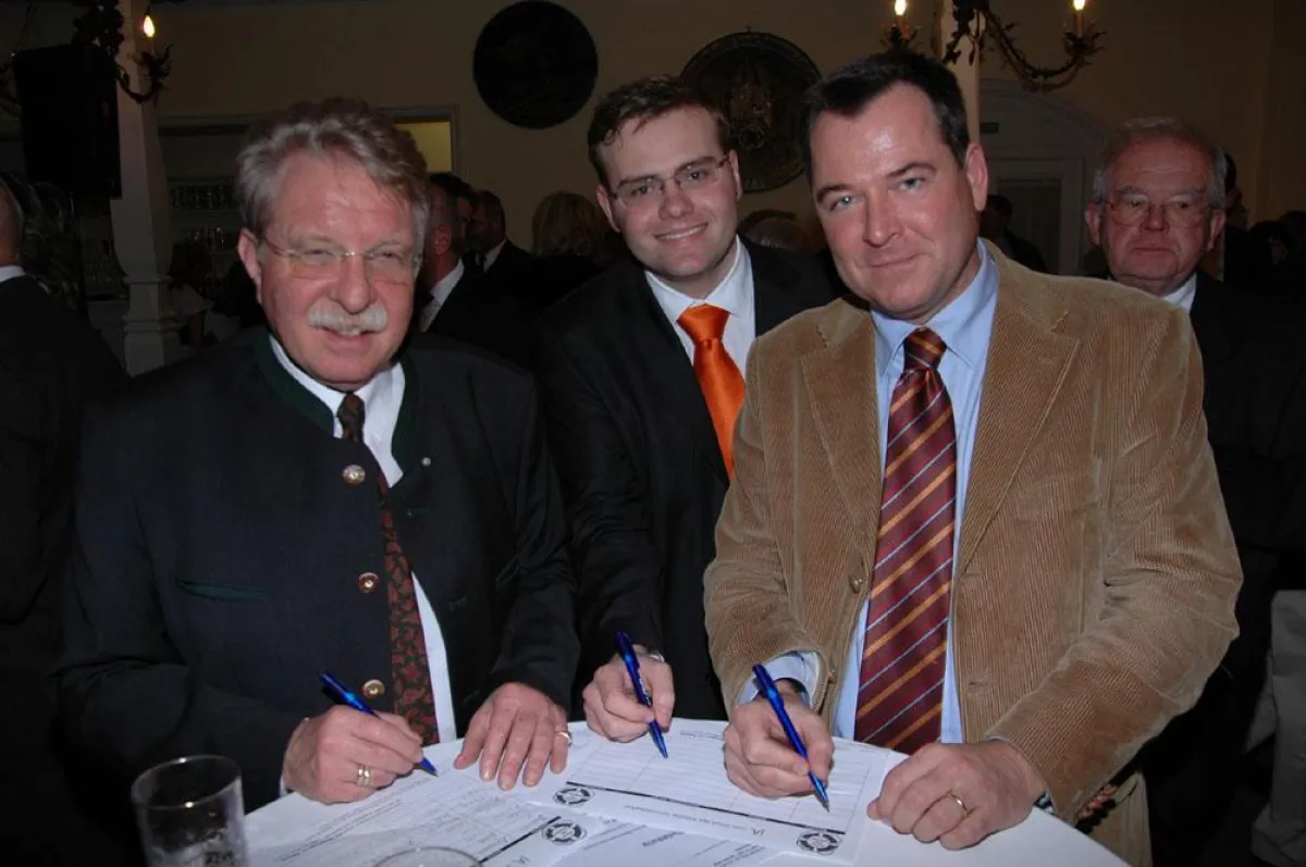 Die Stadträte Josef Schmid und Tobias Weiß tragen sich gemeinsam mit dem Landtagsabgeordneten Dr Otmar Bernhard in die Unterschriftslisten zum Erhalt des Allacher Sommerbades ein