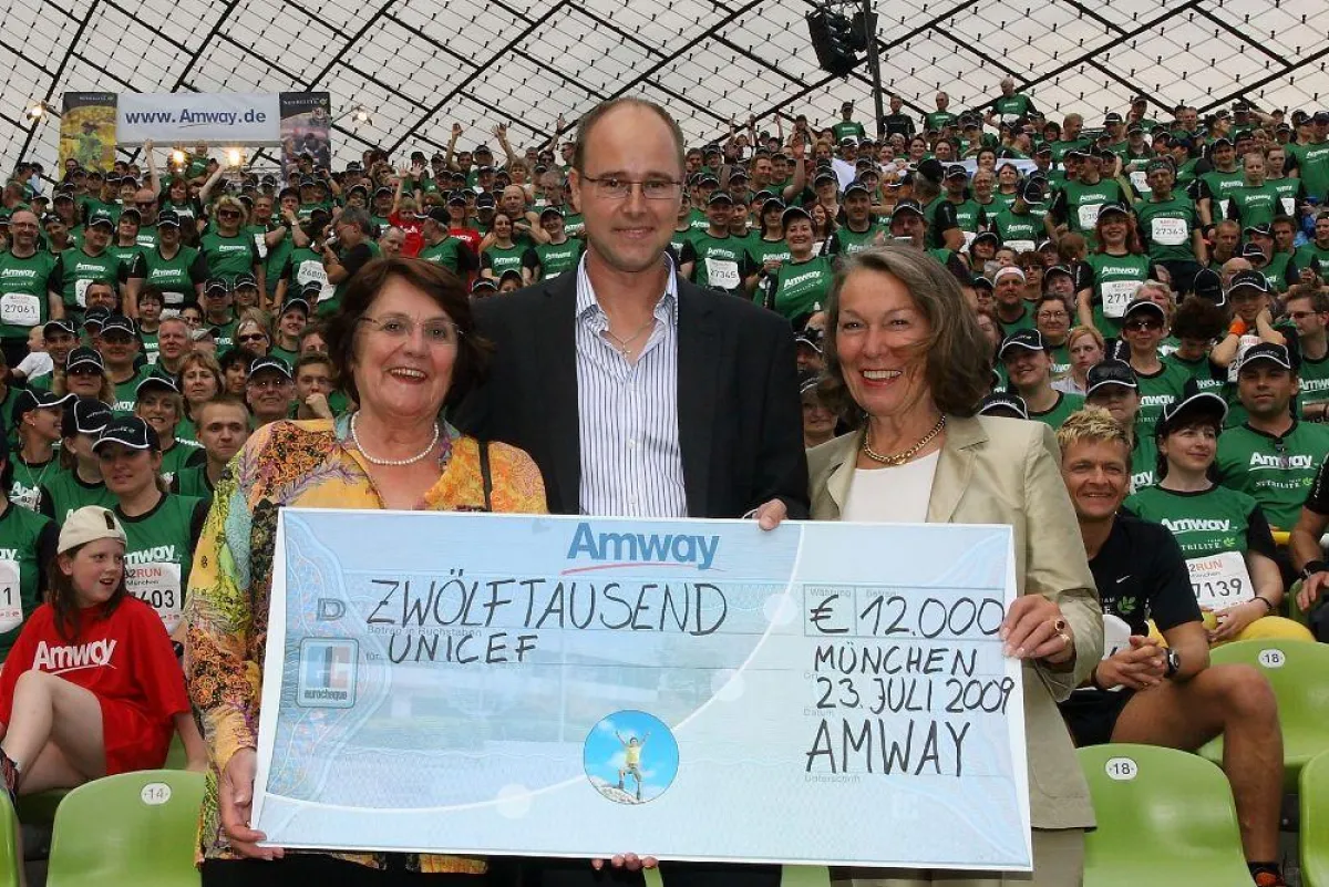 12.000 Euro für UNICEF (v.l.n.r.): Edith von Welser-Ude (UNICEF), Dimitri van den Oever (Geschäftsführer Amway GmbH) und Barbara Illner (UNICEF)