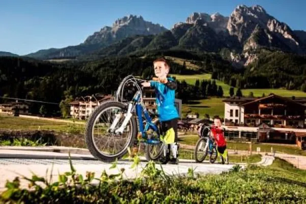 Bild: FreerideCamps für Kids im Mini-BIKEPARK Leogang - Sportlicher Familienurlaub im Salzburger Hof Leogang