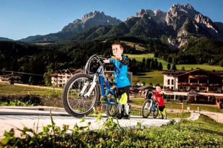 Bild: FreerideCamps für Kids im Mini-BIKEPARK Leogang - Sportlicher Familienurlaub im Salzburger Hof Leogang