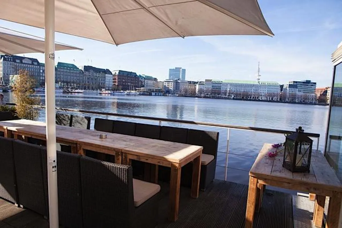 Tanzen mit Blick auf die Binnenalster