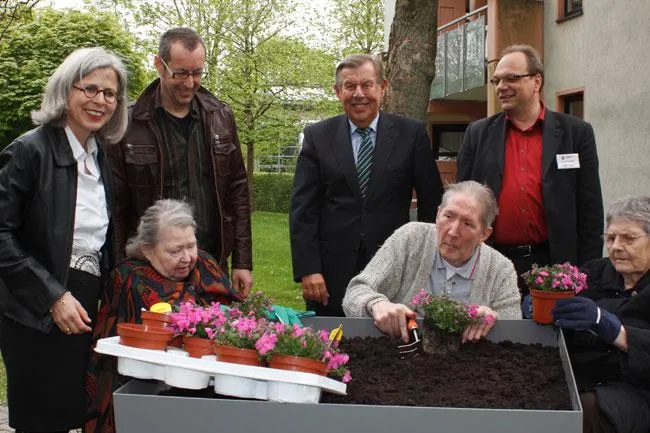Die Deutsche Bank spendet 3.000 Euro für das Projekt „Sinnesgarten für Demenzkranke“ Bild: Die Deutsche Bank spendet 3.000 Euro für das Projekt „Sinnesgarten für Demenzkranke“