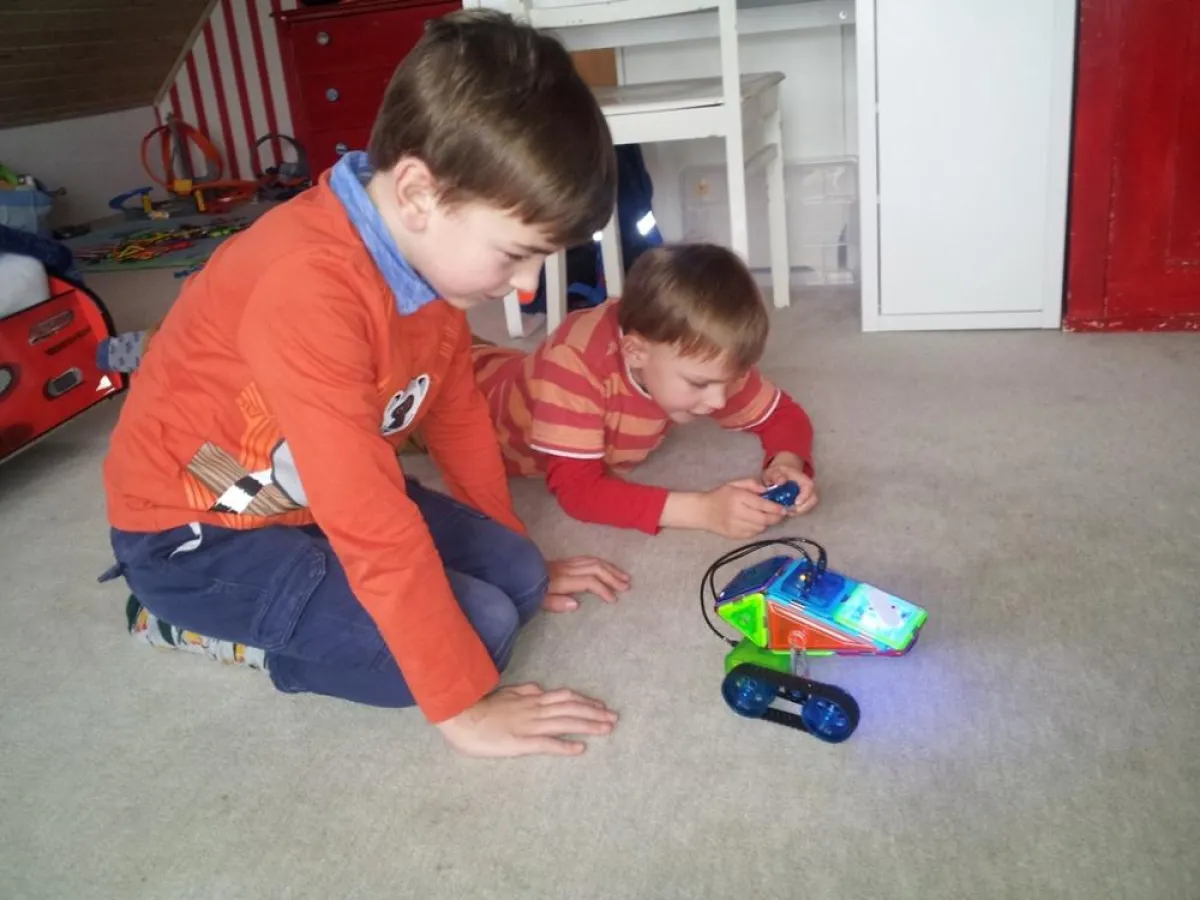 Testfamilie beim Spiel mit dem Mars Explorer