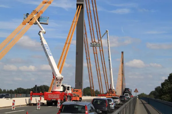 Bild: Stabile Arbeitsplattform für stabile Autobahnbrücke: Arbeitsbühnen von System Lift im Einsatz über dem Rhein